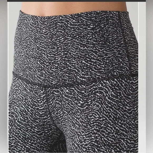 Lululemon Wunder Under Pant Hi-Rise Laser Cut
Luon Ripple Jacquard Black White 6 - Picture 3 of 7